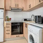 Aeolos Loft - 3 Min Walk To & Town شقة